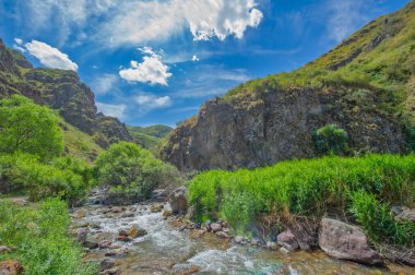 Kendini bir dağ nehrinin güzelliğine ve dinginliğine bırak. Dik kayalıklarda ve zorlu arazide gezinmenin heyecanını yaşayın. Gizli şelaleleri ve nefes kesici manzaraları keşfedin.