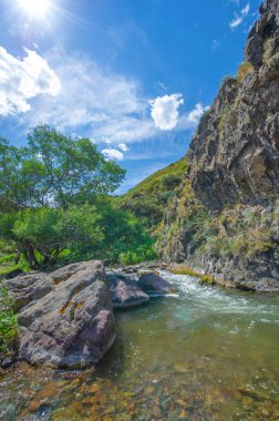 Dağ nehri ve dik uçurumlarla nefes kesen doğal manzara doğa meraklıları ve doğa severler için ideal bir yer yürüyüş yolları ve kaya tırmanışı fırsatları.