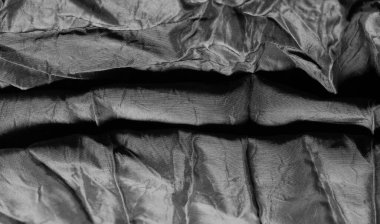 Siyah İpek Kumaş, yüksek kalitede siyah ipek tafta kullanılarak özel olarak tasarlandı. Işık, çıtır ve pırıl pırıl, bu madde yumuşak bir parıltı yaratır..