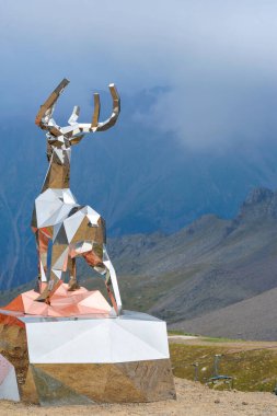 Uzun ömürlü güzellikler için dayanıklı paslanmaz çelikten yapılmış eşsiz bir göz alıcı dağ keçisi heykeli inanılmaz ve unutulmaz bir manzara için dağların tepesine yerleştirilmiş.