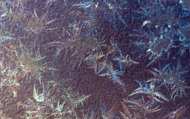 Dağınık. Boya üzerinde soğuk desenler var. Doğa işini tek bir örüntüye göre yapmaz; çeşitlilik yeteneğiyle övünür..