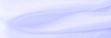 Bulanık mavi ipek kumaş. Bu ipek kumaşla moda denizine dal. Dokularla dolu, hoş ve kaba bir el, kendi görsel tahıllarıyla birleşmiş..