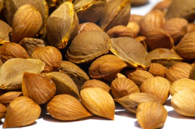 Kayısı çekirdeği. Rafine kayısı çekirdeği yağı yiyeceklerde bir lezzet olarak kullanılır. Kanserle savaşmak için amigdalin ve yarı sentetik bir amigdalin türü kullanıldı..