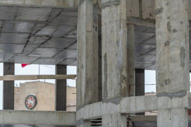 Cami inşaatı kış aylarında işçilerin konforunu sağlamak için soğuk hava inşaatı için uygun yalıtım ve ısıtma sistemleri geliştirildi.