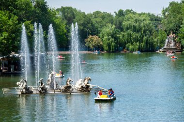 Açık hava aktivitelerinin tadını çıkarın. Piknik, barbekü ve spor gibi. Sakin ol ve güneşi sessiz yeşil bir alanda içine çek. Çocuklar oyun bahçelerinde oynayabilir ya da suya su sıçratabilir..