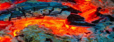 Şöminede yangın var. Peynir ve şarap klasik bir kombinasyon. Alevli şömineyi de yakarsan, hayatındaki güzel şeylerle dolu harika, rahat bir akşam geçirirsin.!