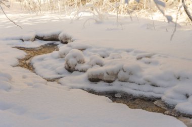 Nehir kışın donar. Kışın nehir gerçek bir harikalar diyarına dönüşür. Büyüsünü hiç yaşamadıysanız, şimdi tam zamanı..