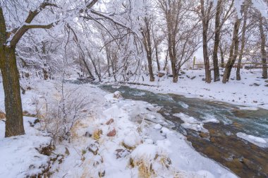 Nehir kışın donar. Bu harika nehir donduğunda gerçek bir kış masalı. Genellikle güzel, doğal bir miras olarak kabul edilir, bir peri masalına dönüşür.