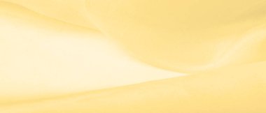 Bulanık sarı ipek kumaş. Kremsi bej rengini ve ışıldayan saten kaplamasını gösteriyor. Hala şifonun ve akıcı kumaşın tipik tazeliğini koruyor..