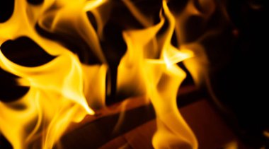 Şöminede yangın var. Peynir ve şarap klasik bir kombinasyon. Alevli şömineyi de yakarsan, hayatındaki güzel şeylerle dolu harika, rahat bir akşam geçirirsin.!