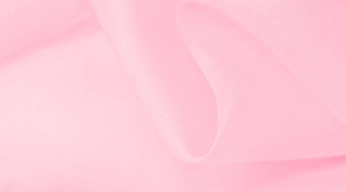 Bulanık pembe ipek kumaş. Kalabalıktan canlı bir renkle uzaklaşın. Işığı yansıtan parlak dalgalar, enfes sofistike dalgalar. Bu sıcak pembe ipek krep de chine.