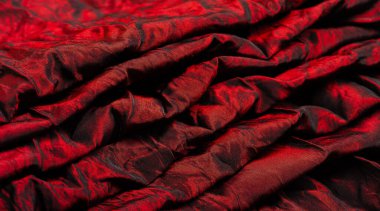 Kırmızı kumaş. Yüksek kaliteli kaliteli kırmızı ipek kumaşı temsil ediyor. Bu mükemmel orta boy ipek kumaş zarif bir kumaşa ve güzel bir parıltıya sahip. Bu senin yaratıcılığın için mükemmel bir malzeme..