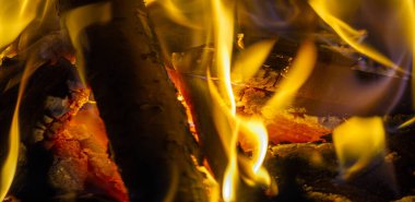 Şöminede yangın var. Evinde, ateşin yanında, ruh eşinle serin bir akşam geçirmekten daha iyi ne olabilir ki? Şömine gerçekten romantik bir yer..