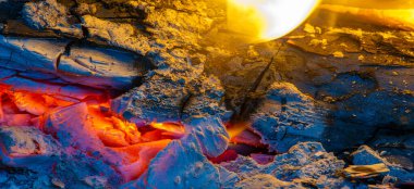 Şöminede yangın var. Evinde, ateşin yanında, ruh eşinle serin bir akşam geçirmekten daha iyi ne olabilir ki? Şömine gerçekten romantik bir yer..