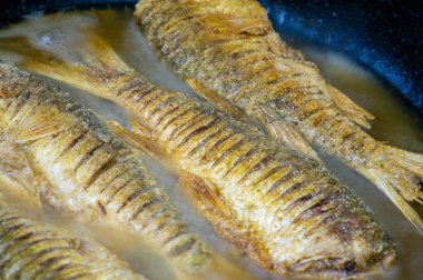 Balık yemek için hazır. Yağlı balıklar da özellikle kalp sağlığını destekleyen uzun zincirli omega-3 yağ asitleri bakımından zengindirler..