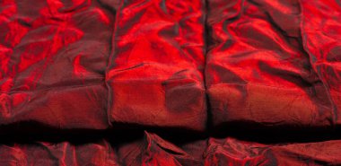 Kırmızı kumaş. Bu önü saten, arkası krep olan orta ağırlıklı bir ipek. Zarif, zengin kumaşlar ve güzel parıltılar lüks tasarımlara izin verir..