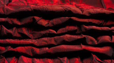 Kırmızı kumaş. Zengin bir doku, güzel kaba bir el ve kendi görsel tanecikleri. Değişik çizgileri olan taze, esnek ve basit bir malzeme tasarımın için mükemmel bir seçim..