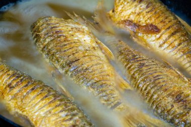 Balık yemek için hazır. Balık yüksek kaliteli protein ve diğer temel besinleri içerir ve sağlıklı bir diyetin önemli bir parçasıdır..