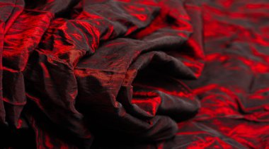 Kırmızı kumaş. Bu önü saten, arkası krep olan orta ağırlıklı bir ipek. Zarif, zengin kumaşlar ve güzel parıltılar lüks tasarımlara izin verir..