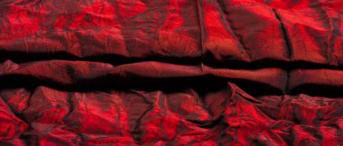 Kırmızı kumaş. Yüksek kaliteli kaliteli kırmızı ipek kumaşı temsil ediyor. Bu mükemmel orta boy ipek kumaş zarif bir kumaşa ve güzel bir parıltıya sahip. Bu senin yaratıcılığın için mükemmel bir malzeme..