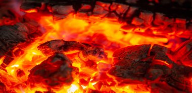 Şöminede yangın var. Evinde, ateşin yanında, ruh eşinle serin bir akşam geçirmekten daha iyi ne olabilir ki? Şömine gerçekten romantik bir yer..