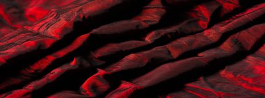 Kırmızı kumaş. Bu önü saten, arkası krep olan orta ağırlıklı bir ipek. Zarif, zengin kumaşlar ve güzel parıltılar lüks tasarımlara izin verir..