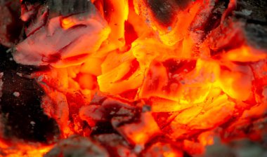 Şöminede yangın var. Yaşlanmış ahşap harika kokuyor, eğer onu yakacaksanız, dumanlı, misk kokulu odunları seçin. Çevreye olan sevginizi göstermek için fırınlanmış kütükleri kullanın.