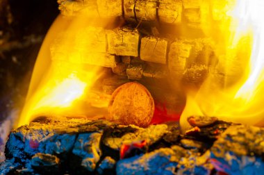 Alevler sıcak ve rahat bir atmosfer yaratır. Yanan odun enerjik ve parlaktır. Parlak alevlerle sıcak bir atmosfer oluşturur.