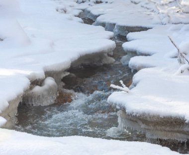 Nehir kışın donar. Bu harika nehir donduğunda gerçek bir kış masalı. Genellikle güzel, doğal bir miras olarak kabul edilir, bir peri masalına dönüşür.
