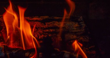 Sıcak ve rahat bir atmosfer yaratın evinizde çatırdayan bir ateşle Yanan odunun rahatlatıcı kokusunun tadını çıkarın Yaşam alanınıza doğal sıcaklık ve enerji sağlayın