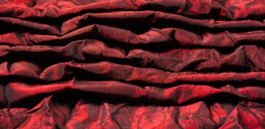 Kırmızı kumaş. Bu önü saten, arkası krep olan orta ağırlıklı bir ipek. Zarif, zengin kumaşlar ve güzel parıltılar lüks tasarımlara izin verir..