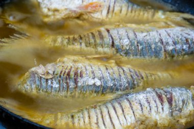 Balık yemek için hazır. Bunlar, hem denizde hem de tatlı suda yaşayan soğuk kanlı omurgalılar. Birçok yenilebilir balık türü mükemmel besin kaynaklarıdır..