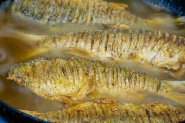 Balık yemek için hazır. Balık yüksek kaliteli protein ve diğer temel besinleri içerir ve sağlıklı bir diyetin önemli bir parçasıdır..