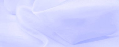 Bulanık mavi ipek kumaş. Bu ipek kumaşla moda denizine dal. Dokularla dolu, hoş ve kaba bir el, kendi görsel tahıllarıyla birleşmiş..