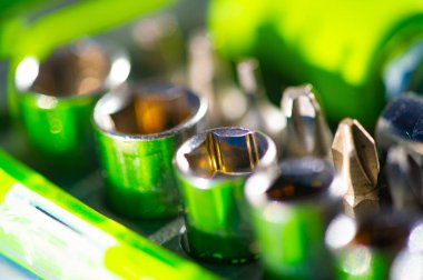 Tüm DIY ihtiyaçlarınız için çeşitli anahtar ve tornavidalar içerir Dayanıklı ve yüksek kaliteli malzemeler Uzun süreli performans Ergonomik kulplar rahat kavrama ve kullanım kolaylığı sağlar