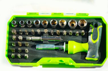 Tüm tamir ihtiyaçlarınız için çeşitli anahtarlar ve tornavidalarla birlikte gelir. Sağlam yapı uzun ömürlü ve rahat kullanım için kullanışlı tutuş sağlar