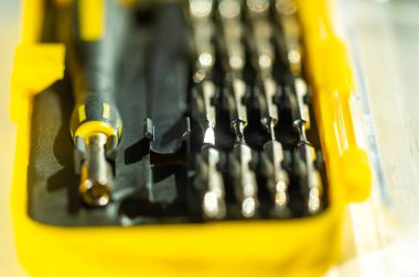 Kolay depolama ve taşımacılık için küçük onarımlar için uygun çeşitli İngiliz anahtarı boyutları ve tornavida başlıkları içerir. DIY projeleri ve günlük görevler.