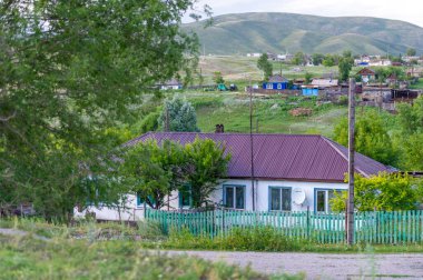 Sibirya kırsalının güzelliğini ve sükunetini hissedin. Bölgenin zengin kültür ve tarihine dalın. Çarpıcı doğal manzaraları ve vahşi yaşamı keşfedin..