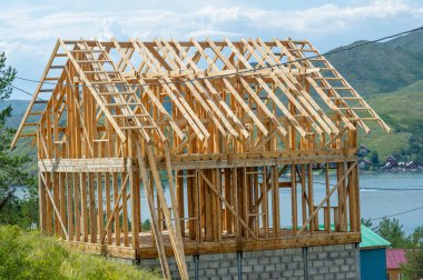 Hayalinizdeki dağ inzivasını yaratmak için inşaat hizmetimizden faydalanın. Doğal ortama organik olarak uyacak bir ev inşa etmek. Her odadan nefes kesici manzaranın tadını çıkar..