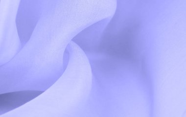 Bulanık mavi ipek kumaş. Bu ipek kumaşla moda denizine dal. Dokularla dolu, hoş ve kaba bir el, kendi görsel tahıllarıyla birleşmiş..