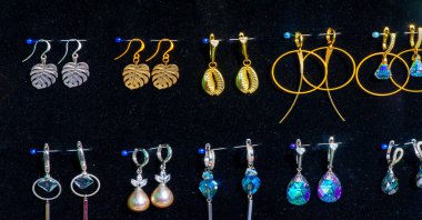 Doku, arka plan, desen. Halk sanatı. Kadın küpeleri kulak memesine ya da kulak kenarına takılan bir mücevher parçasıdır. Pranga, kulak damlası, halka, bağlantı bağlantısı, askı