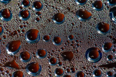 Su kabarcıklarını andıran eşsiz buhar damlası tasarımı kahve veya çay demlerken görsel olarak çekici ve rahatlatıcı bir etki yaratarak sıcak içeceklerden zevk almanın genel deneyimini geliştirir.