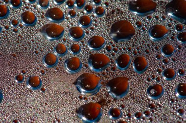 Su kabarcıklarını andıran eşsiz buhar damlası tasarımı kahve veya çay demlerken görsel olarak çekici ve rahatlatıcı bir etki yaratarak sıcak içeceklerden zevk almanın genel deneyimini geliştirir.