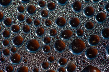 Su kabarcıklarını andıran eşsiz buhar damlası tasarımı kahve veya çay demlerken görsel olarak çekici ve rahatlatıcı bir etki yaratarak sıcak içeceklerden zevk almanın genel deneyimini geliştirir.