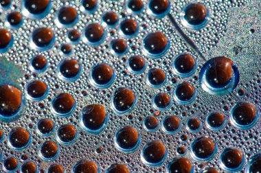 Su kabarcıklarını andıran eşsiz buhar damlası tasarımı kahve veya çay demlerken görsel olarak çekici ve rahatlatıcı bir etki yaratarak sıcak içeceklerden zevk almanın genel deneyimini geliştirir.