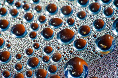 Su kabarcıklarını andıran eşsiz buhar damlası tasarımı kahve veya çay demlerken görsel olarak çekici ve rahatlatıcı bir etki yaratarak sıcak içeceklerden zevk almanın genel deneyimini geliştirir.