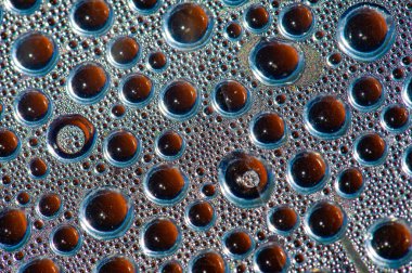 Su kabarcıklarını andıran eşsiz buhar damlası tasarımı kahve veya çay demlerken görsel olarak çekici ve rahatlatıcı bir etki yaratarak sıcak içeceklerden zevk almanın genel deneyimini geliştirir.