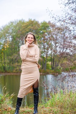 Bir fotoğraf çekimi için sonbahar zarif pozlar verir. Resimli bir göl çarpıcı bir zemin görevi görüyor. Kamera merceğiyle çekilen güzel anlar.