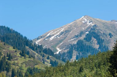İlkbahar dağlarda Dağların ihtişamı tüm yıl boyunca sihirlidir. İlkbaharda çiçek açan bahar mevsiminde yemyeşil patikalar sonbaharda alevli yapraklar ve karla kaplı zirveler.