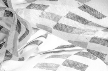 Siyah geometrik eşkenar dörtgen şekilli beyaz ipek kumaş. Karanlık. Geçmişi. Şablon.